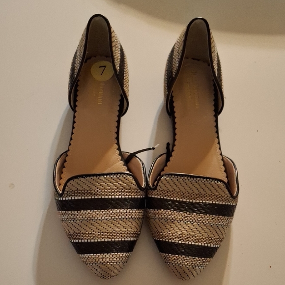 Isaac Mizrahi Shoes - Pre Owned Isaac Mizrahi New York Women's Black and Cream Flats Size 7
